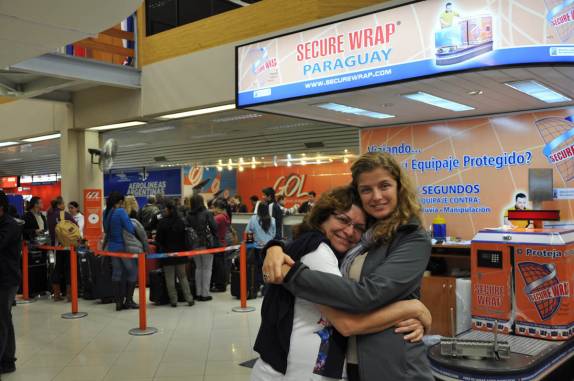 Despedida calorosa entre mãe e filha no aeroporto em Asunción - Paraguai